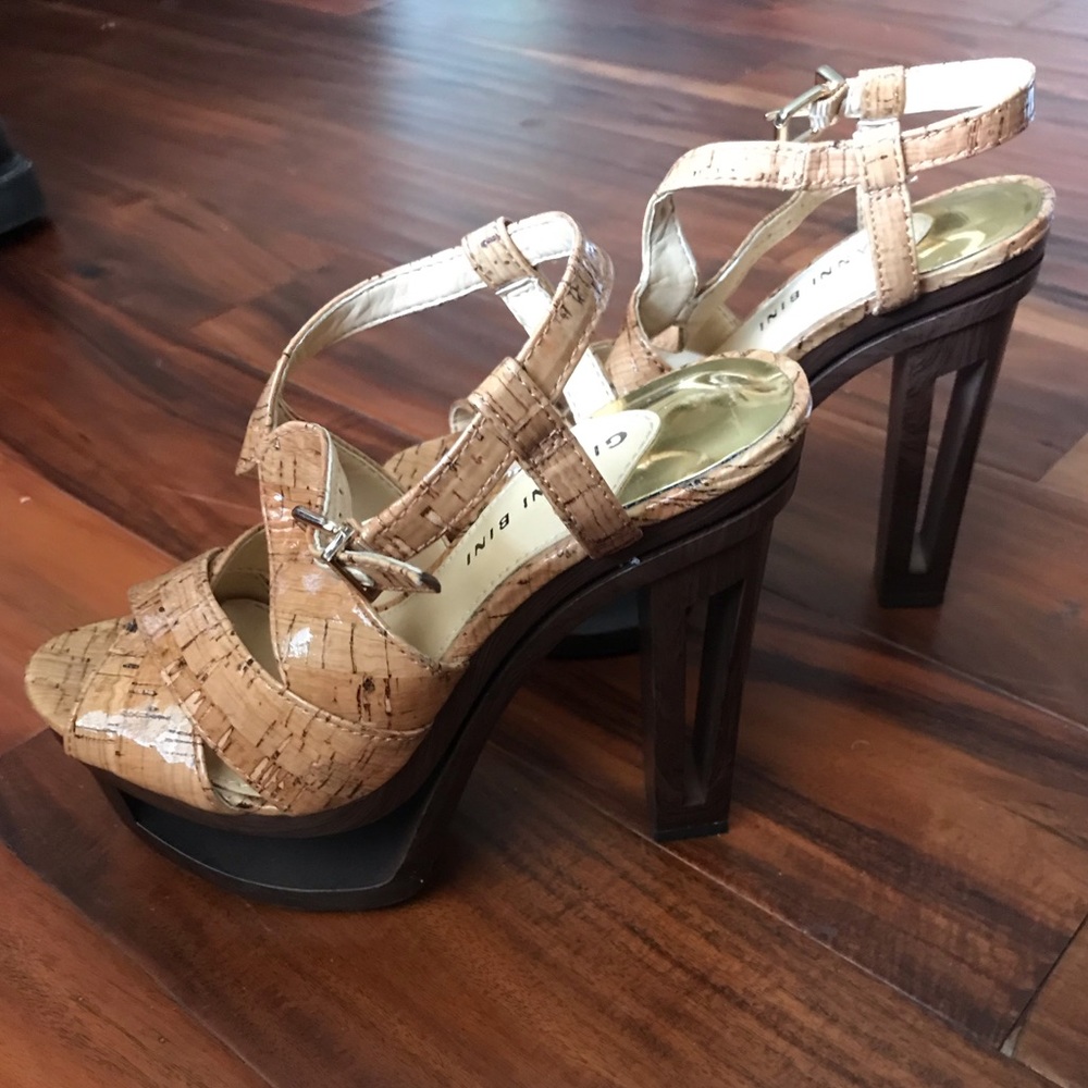 NWOT! GIANNI BINI cut out heels.